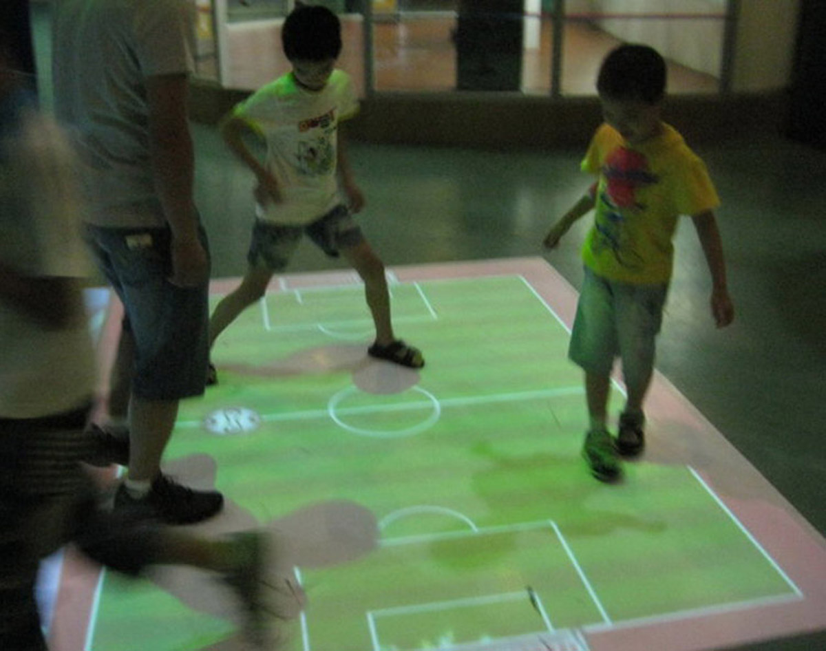 和小朋友们玩虚拟足球.jpg